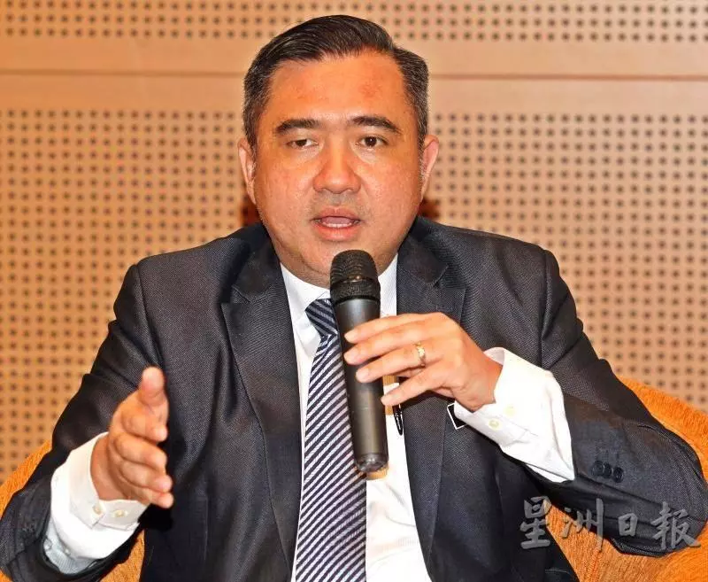 2020年開始嚴厲執法!沒有繫上安全帶的後座乘客,不論小孩或成人一律被罰款!