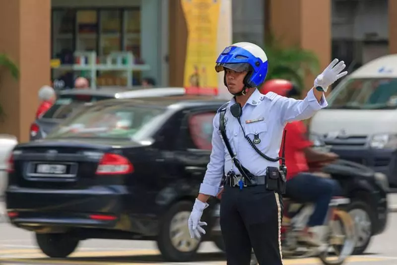 2020年開始嚴厲執法!沒有繫上安全帶的後座乘客,不論小孩或成人一律被罰款!