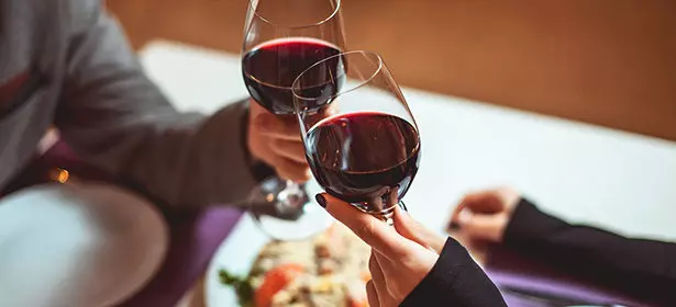 12個飲食業者絕對不會告訴你「把客人騙慘」心機商業詭計。#4 絕不要讓服務生幫你清桌子!