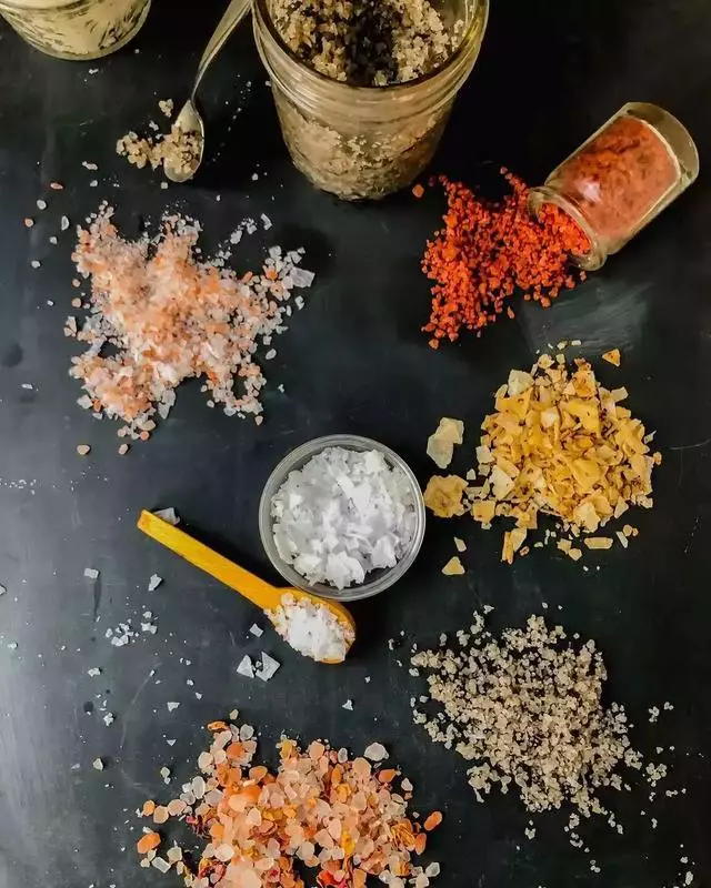 為什麼中餐鹽幾乎只有一種,西餐的鹽卻紅、黑、綠、藍什麼都有?