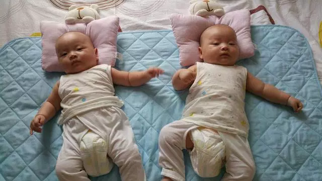 爸爸姓「別」,不願意剛出生的兒子跟自己姓,老婆一取名,全家拍手叫絕!