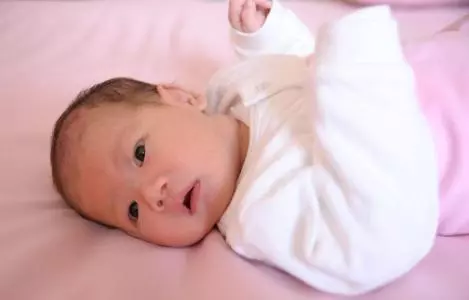 爸爸姓「別」,不願意剛出生的兒子跟自己姓,老婆一取名,全家拍手叫絕!
