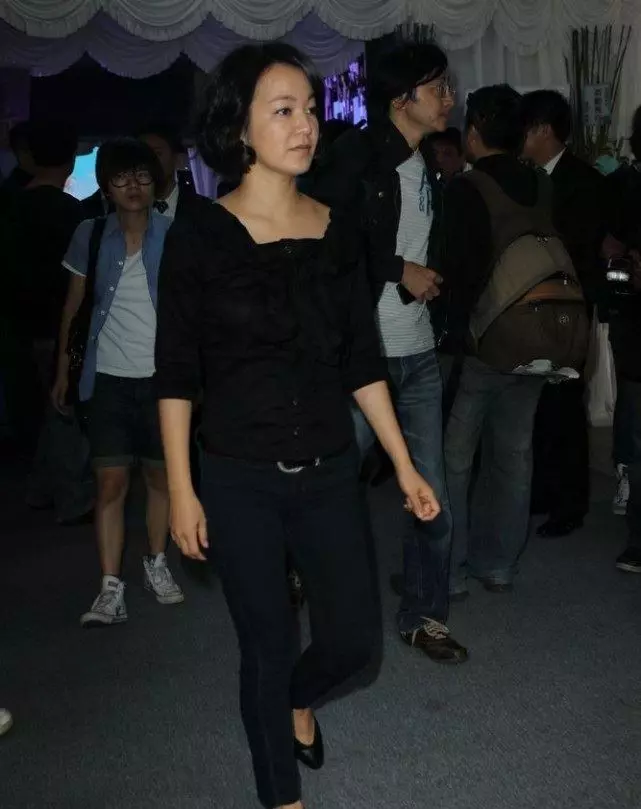 KTV服務員出身,因一首歌一夜爆紅,29歲被家人放棄於家中離世!