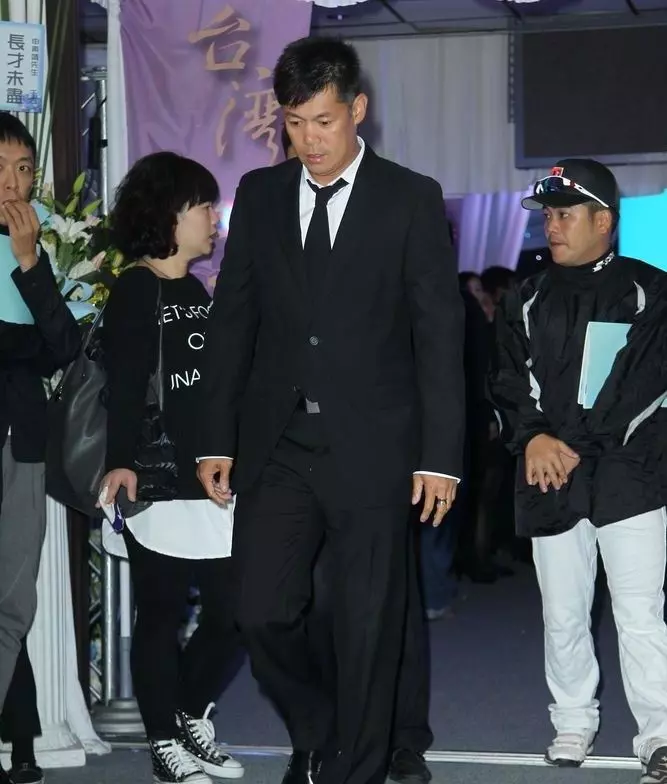 KTV服務員出身,因一首歌一夜爆紅,29歲被家人放棄於家中離世!