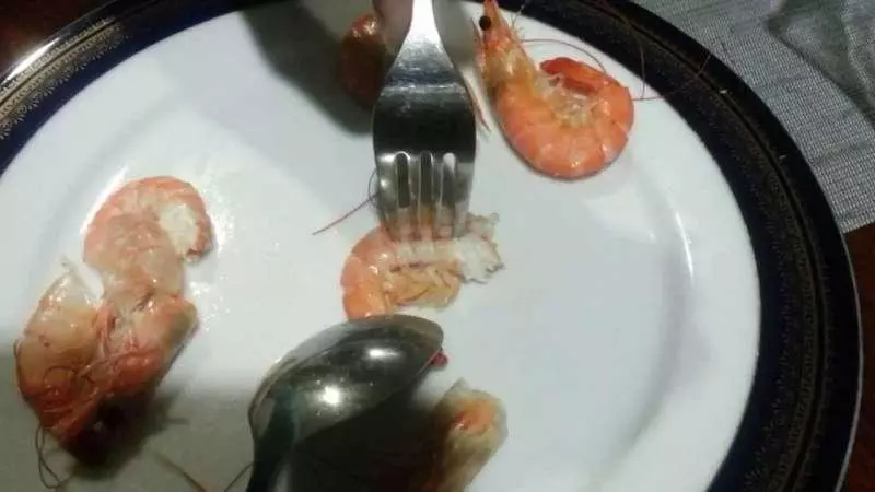神人分享「3秒剝一隻蝦」優雅不沾手!傳授心法「蝦尾不要切斷」輕輕一拉就出來 !