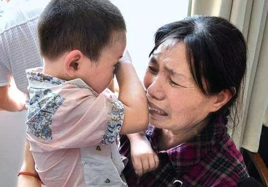 25歲小夥娶50歲富婆,婚後3年卻9次入院,醫生最後搖頭稱:準備後事吧!