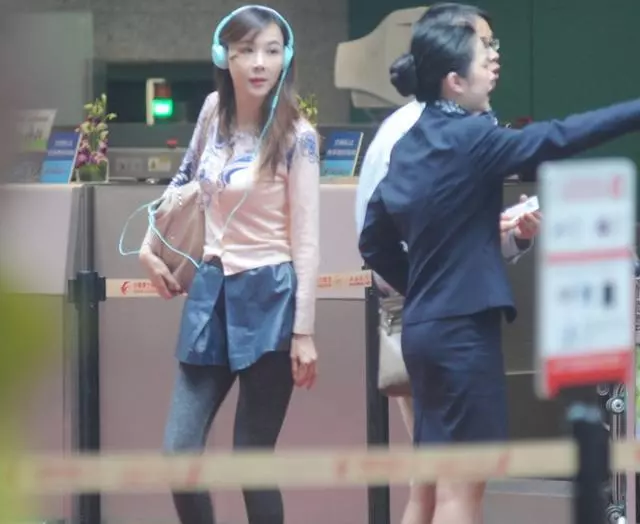 49歲蕭薔現身機場被拍,真實身材遭曝光,網友紛紛表示不能理解!