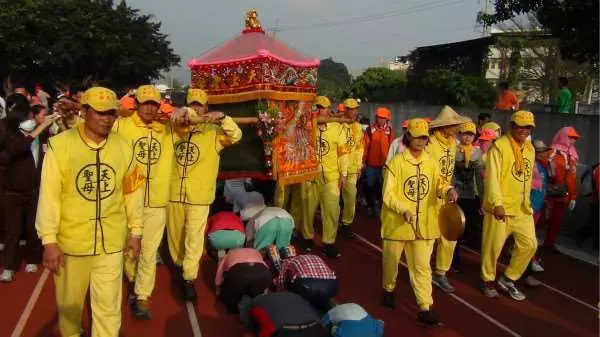 慈父抱著早產兒迎接「媽祖」,下一秒「白沙屯媽祖」的神蹟,讓每個人都感動哭了