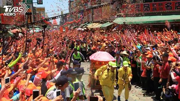 慈父抱著早產兒迎接「媽祖」,下一秒「白沙屯媽祖」的神蹟,讓每個人都感動哭了