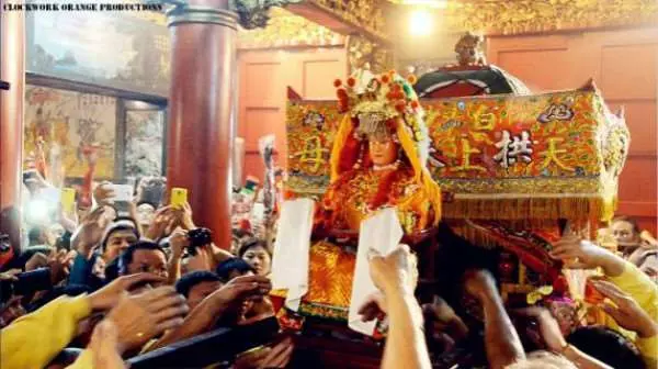 慈父抱著早產兒迎接「媽祖」,下一秒「白沙屯媽祖」的神蹟,讓每個人都感動哭了