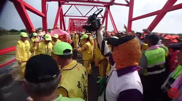 慈父抱著早產兒迎接「媽祖」,下一秒「白沙屯媽祖」的神蹟,讓每個人都感動哭了