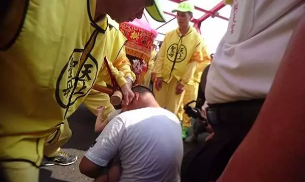 慈父抱著早產兒迎接「媽祖」,下一秒「白沙屯媽祖」的神蹟,讓每個人都感動哭了