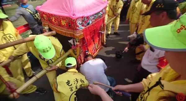 慈父抱著早產兒迎接「媽祖」,下一秒「白沙屯媽祖」的神蹟,讓每個人都感動哭了