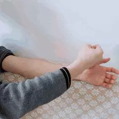 經常半夜容易醒?是身體經絡堵住了,教你【敲一敲】手腳,疏通肝經肺經,遠離失眠!
