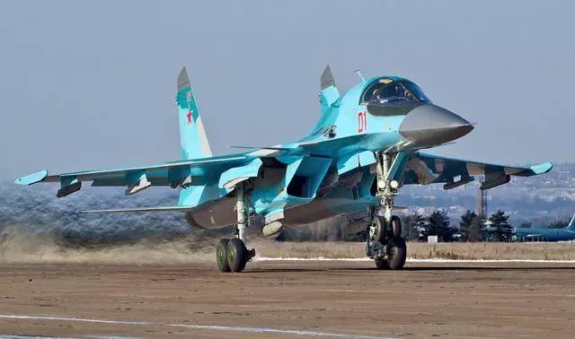 俄軍午夜時分緊急出動,24架戰機同時起飛迎戰,千里之外發動空襲