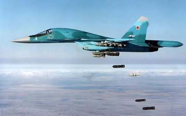 俄軍午夜時分緊急出動,24架戰機同時起飛迎戰,千里之外發動空襲
