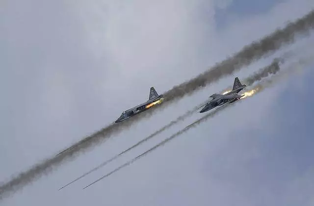 俄軍午夜時分緊急出動,24架戰機同時起飛迎戰,千里之外發動空襲