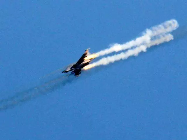 俄軍午夜時分緊急出動,24架戰機同時起飛迎戰,千里之外發動空襲
