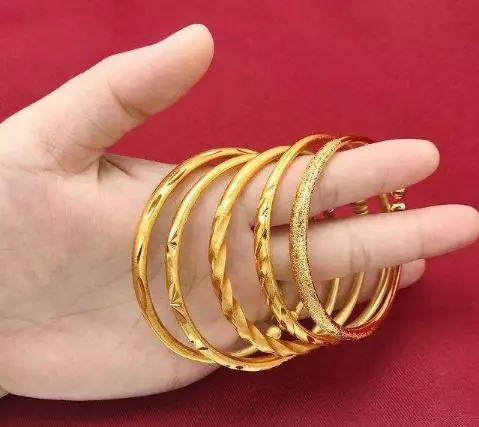 女人買「黃金首飾」,手鏈還是手鐲好?會看2點的,都是懂行人