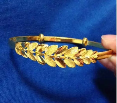 女人買「黃金首飾」,手鏈還是手鐲好?會看2點的,都是懂行人
