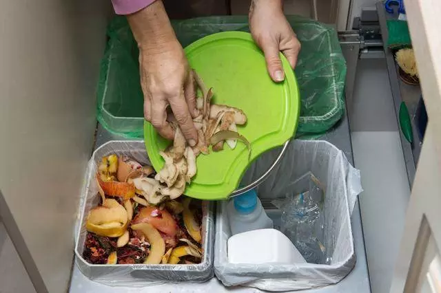 3歲男孩突然嘔血,醫生解釋:天氣炎熱,七種菜隔夜萬萬吃不得!當心「胃病」找上門