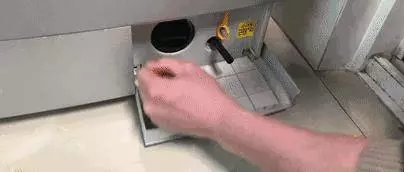 用了10年洗衣機,今天才知道右下角的小門是這麼用,難怪衣服洗不乾淨,現在知道還不晚