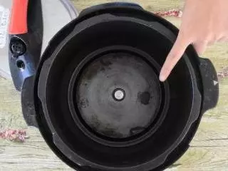 電飯煲這個地方不清洗,等於吃垃圾,白醋裡面加點「料」,不用一滴水洗的乾淨用的放心