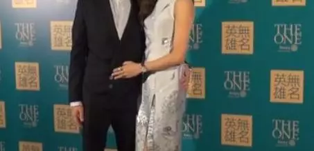 鍾嘉欣大庭廣眾被瘋狂「揩油」摸屁股!往上一看…原來是「他」!網民: 合理了