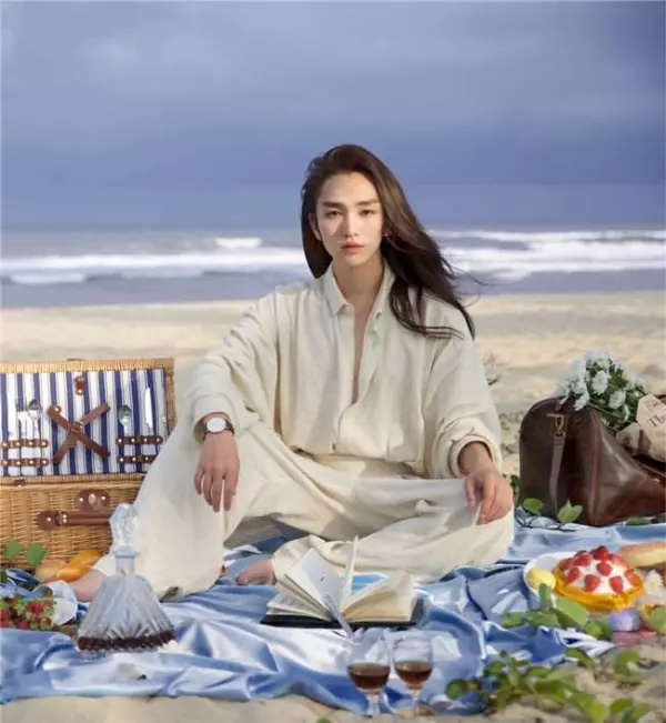 他是「同時擁有男女特質的美男」!爆紅後遭質疑整形,但學生畢業照一拿出來酸民都閉嘴了!