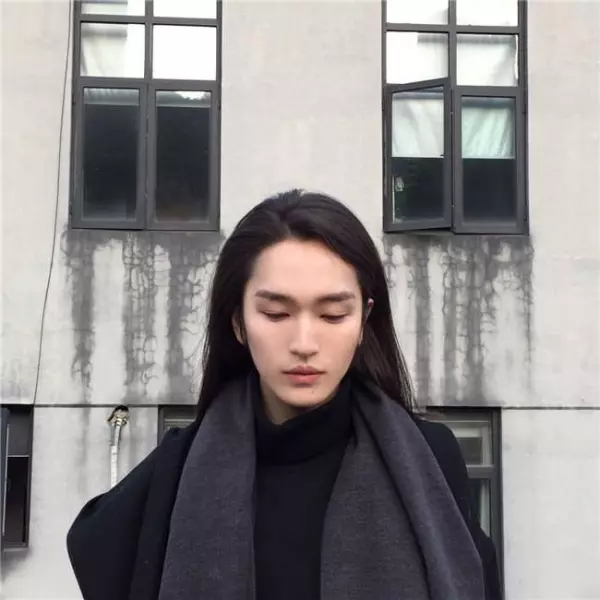他是「同時擁有男女特質的美男」!爆紅後遭質疑整形,但學生畢業照一拿出來酸民都閉嘴了!