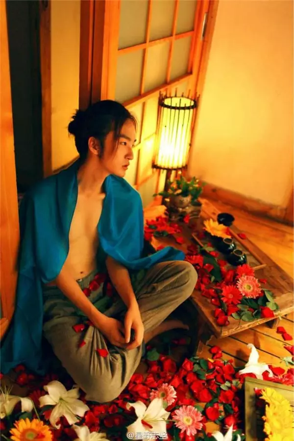 他是「同時擁有男女特質的美男」!爆紅後遭質疑整形,但學生畢業照一拿出來酸民都閉嘴了!