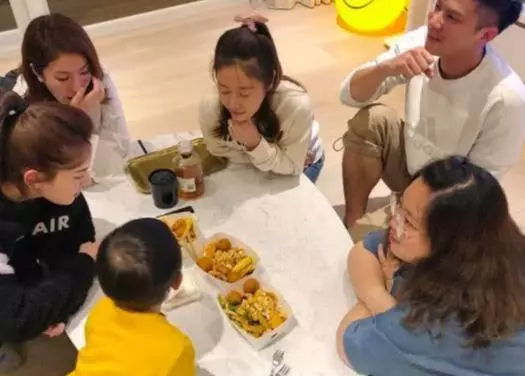 林心如居家環境簡陋? 女兒爬飯桌隨意玩耍都無仿,室內兼顧娛樂與藝術!