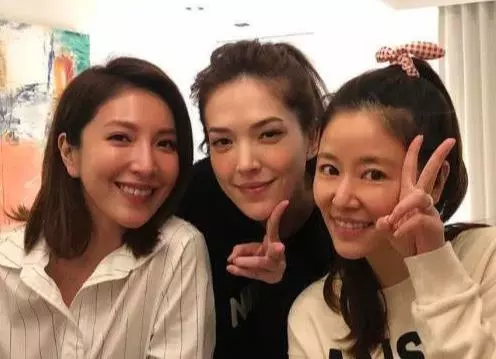 林心如居家環境簡陋? 女兒爬飯桌隨意玩耍都無仿,室內兼顧娛樂與藝術!