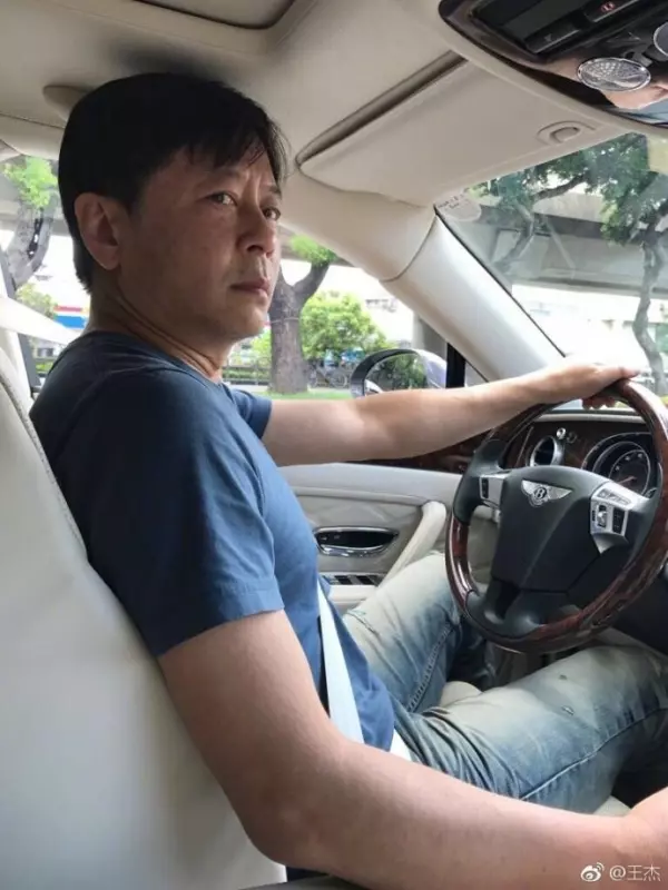 56歲王傑「落魄近照」曝光!淒慘妻離子散初戀亡,兒子陌生似路人,真的一無所有!