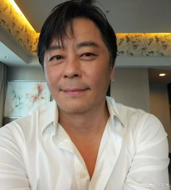 56歲王傑「落魄近照」曝光!淒慘妻離子散初戀亡,兒子陌生似路人,真的一無所有!