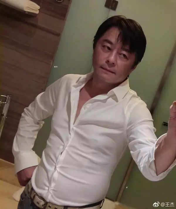 56歲王傑「落魄近照」曝光!淒慘妻離子散初戀亡,兒子陌生似路人,真的一無所有!