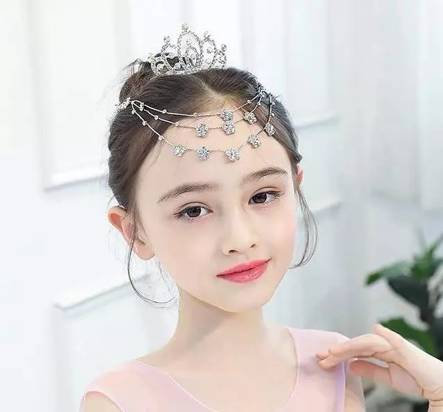 女兒戴皇冠頭飾到幼稚園,被園長下令取下來,網友:請不要阻止女孩愛美