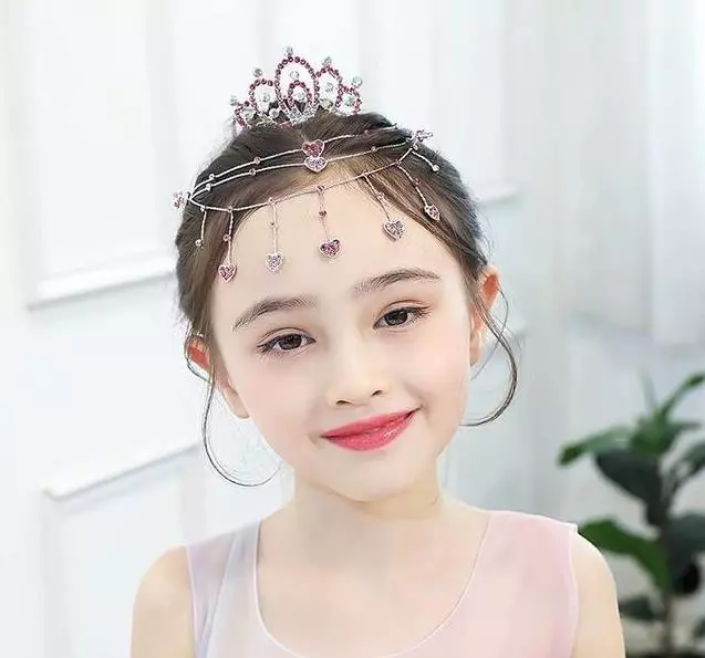 女兒戴皇冠頭飾到幼稚園,被園長下令取下來,網友:請不要阻止女孩愛美