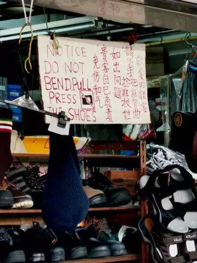 《新加坡》「要買才拿!」 怪老闆怪招賣鞋!