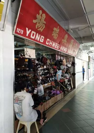 《新加坡》「要買才拿!」 怪老闆怪招賣鞋!