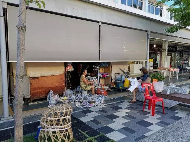 《新加坡》「要買才拿!」 怪老闆怪招賣鞋!