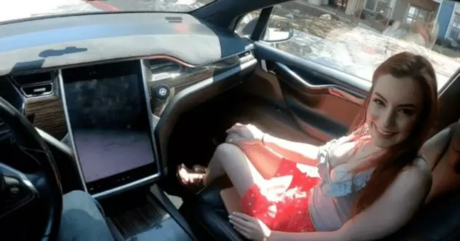 《咸片女優》搞「」車震「」 放任車子自己開