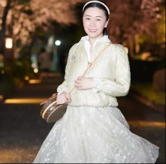 與陸毅分手嫁富豪,3年後守寡獨自撫養女兒,43歲身價千億:不放棄終活出自我