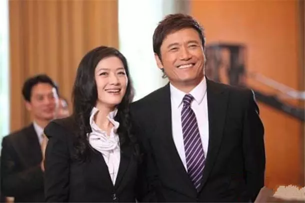 與陸毅分手嫁富豪,3年後守寡獨自撫養女兒,43歲身價千億:不放棄終活出自我