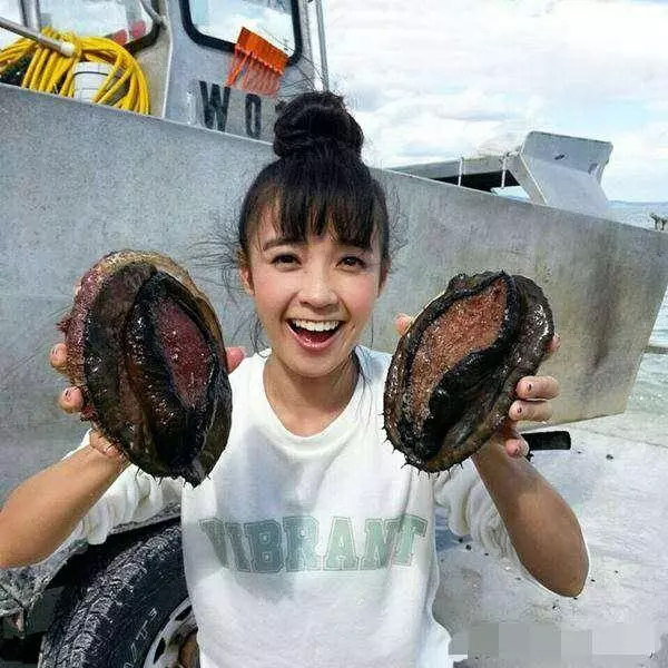 日本正妹出海遊玩撈到「巨型黑貝殼」超幸運 好奇撬開驚見「稀世珍寶」爽呼:賺翻啦~