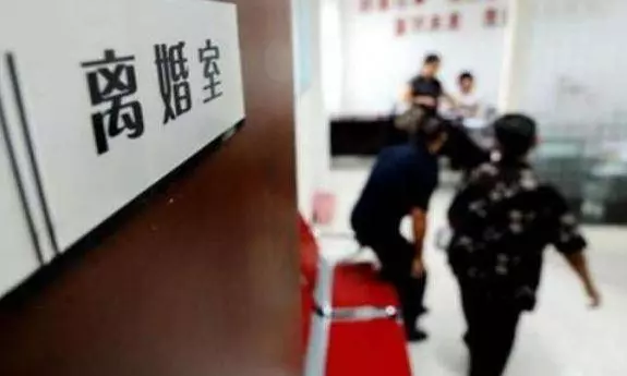 妹妹離婚後住娘家,老婆隨口說了兩句話,母親摔了碗筷說聲滾