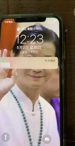 妙禪發威了?他路上撿到iPhone「桌面放seafood照片」 物歸原主後「神蹟顯現」網友全都愣住了