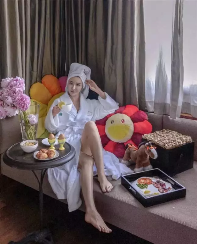 新加坡第一貴婦,千億媳婦徐子淇都比不過她!果然貧窮限制了想像力