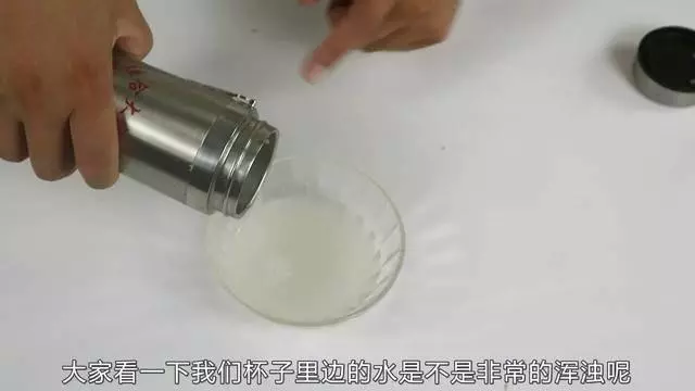 保溫杯不清洗,喝下去的全是細菌?只需這2樣,細菌污垢全清除!