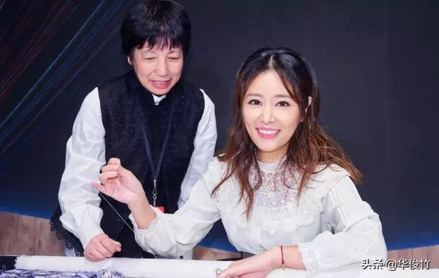 林心如曝兩歲女兒頂嘴唱反調,送給林心如2朵康乃馨作母親節禮物